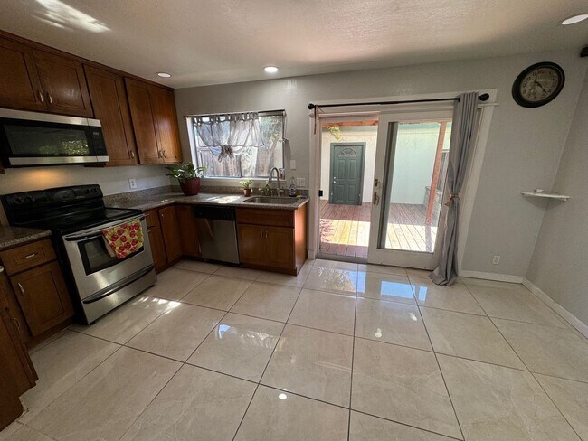 Building Photo - 2 Bedroom/1.5 Bathroom Townhouse Available in Union City!!