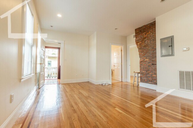 Building Photo - No Brokers Fee, Pets Friendly, Eat-in Kitchen, Big Bedrooms, Laundry on a Site