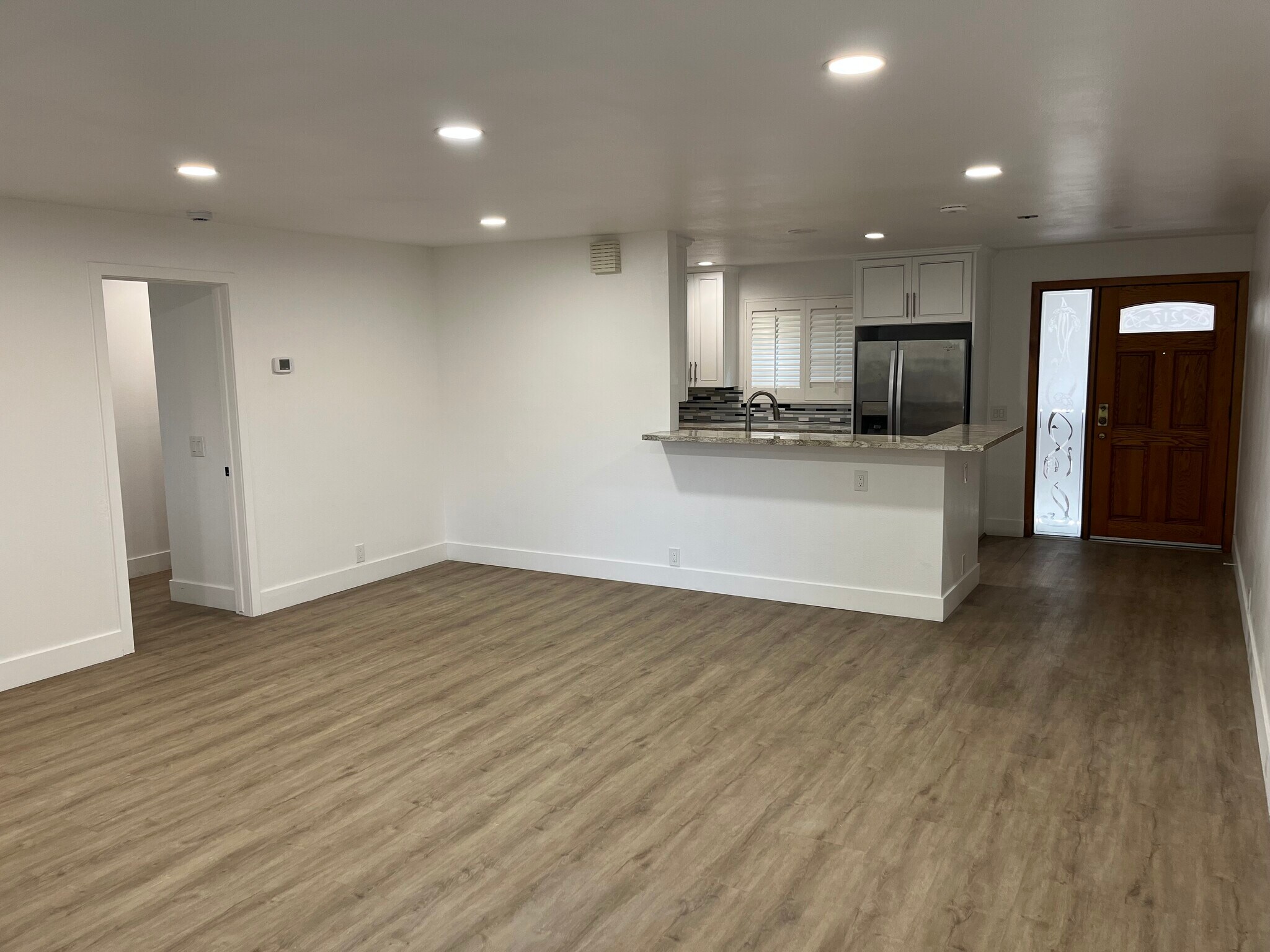 Building Photo - 8860 Villa La Jolla Dr