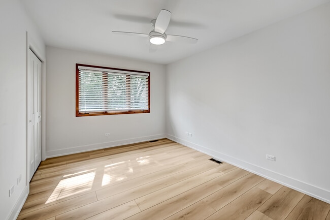 Building Photo - 5615 S Elm St
