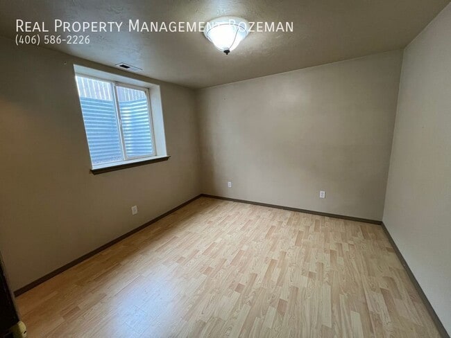 Building Photo - 452 Woodman Dr