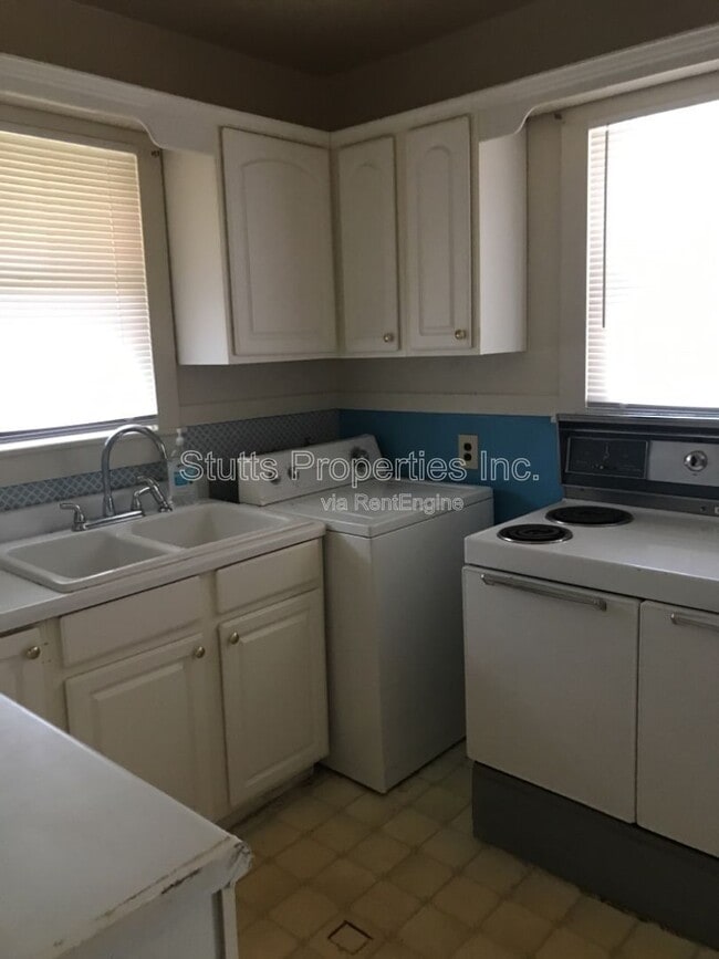 Building Photo - 903 E 8th St