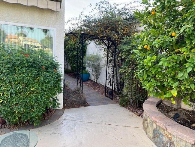 Building Photo - Furnished LVCC Beauty