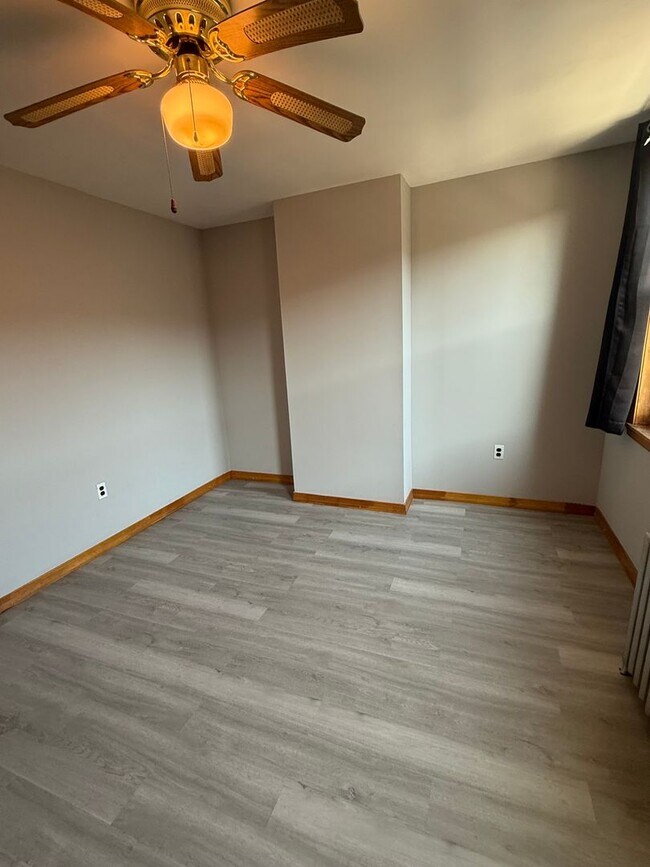 Building Photo - Charming 3-Bedroom Home in Port Richmond Available Now!