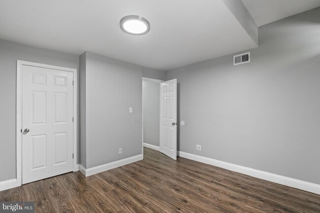Building Photo - 823 Newington Ave