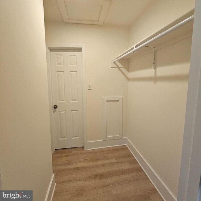 Building Photo - 5821 Royal Ridge Dr