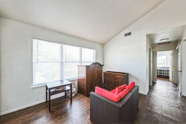 Building Photo - Charming 2BR Duplex in Austin