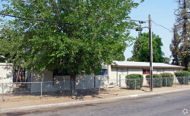 Primary Photo - 3652 E Clay Ave