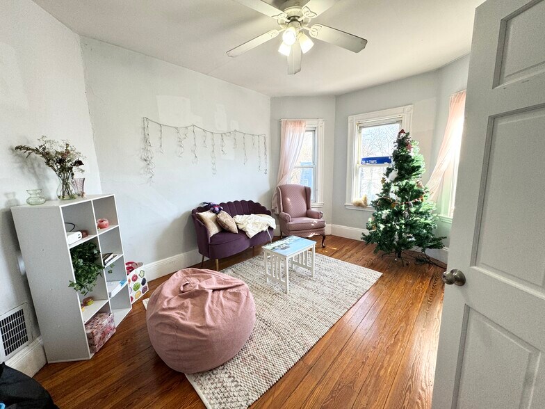 Building Photo - 10 Wave Ave