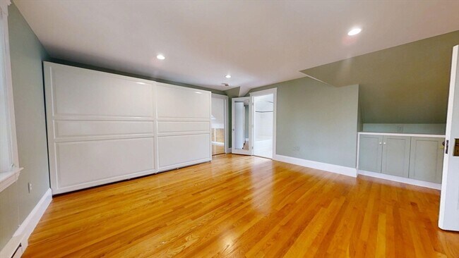 Building Photo - 113 Cushing Ave