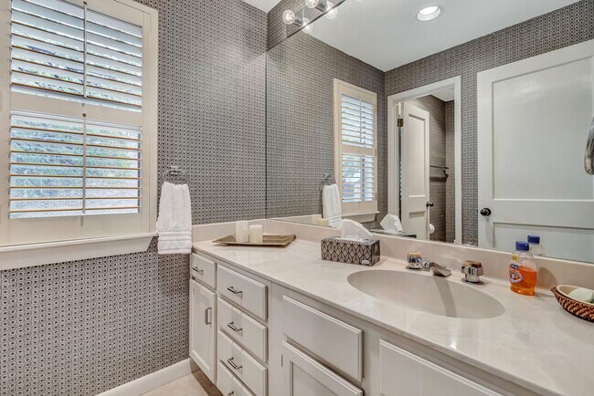 Building Photo - LUXURY 3-BEDROOM TOWNHOME IN ALAMO HEIGHTS