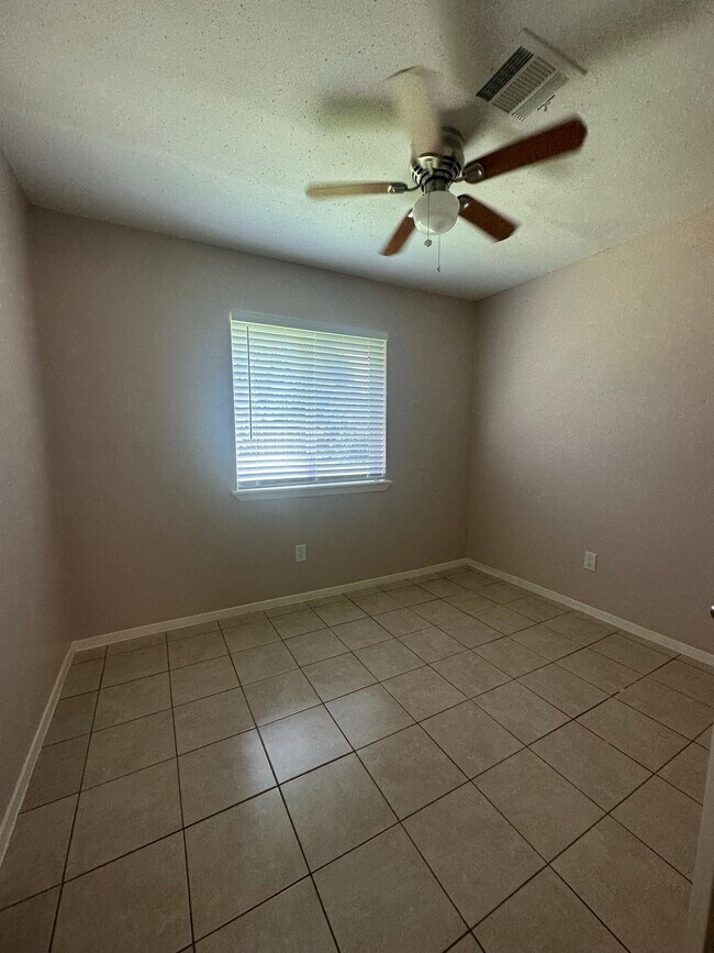 Building Photo - 1222 Ravenscourt Dr