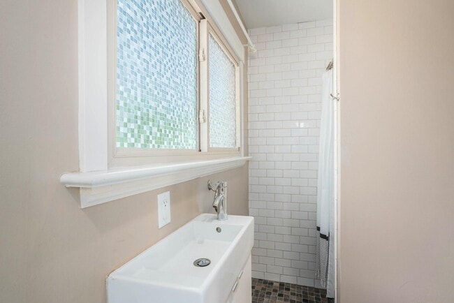 Building Photo - 1518 SE Poplar Ave