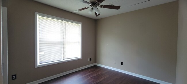 Building Photo - So CLEAN and AFFORDABLE~