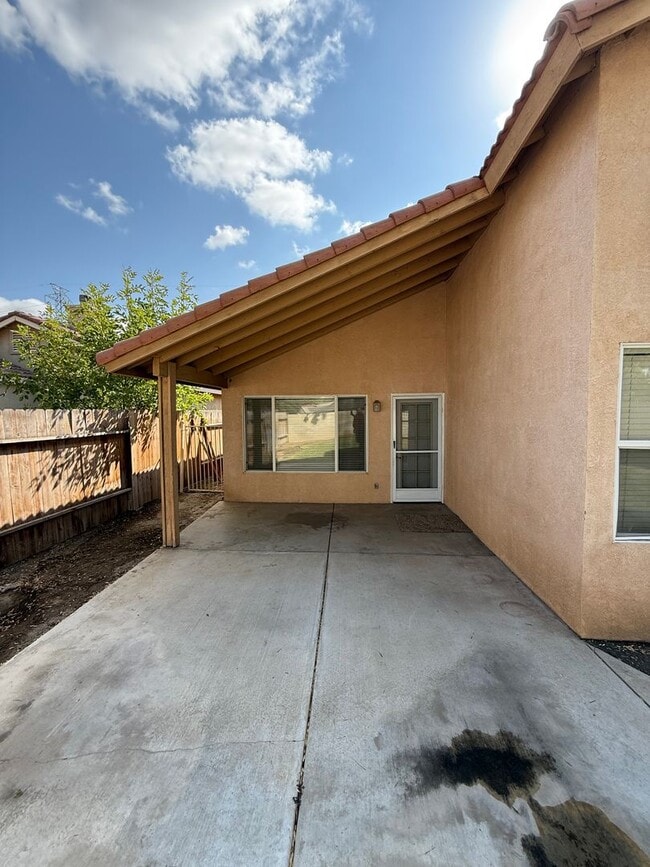 Building Photo - Single-Story 3 Bed, 2 Bath Home with Firep...