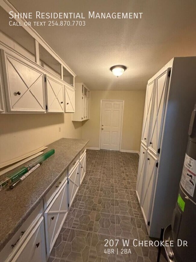 Building Photo - 207 W Cherokee Dr