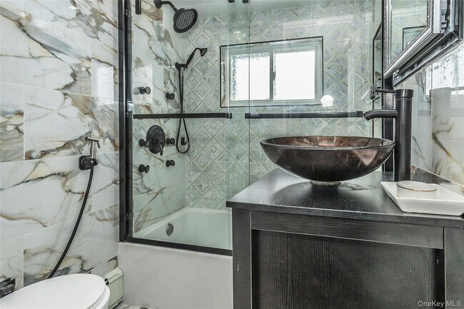 Building Photo - 524 Jerusalem Ave