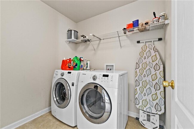 Building Photo - 3945 Summit Gate Dr