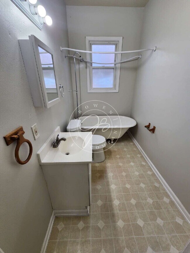 Building Photo - 1/2 off deposit with approved application! Bright & Updated 2-Bedroom Upper | Private Entry | Wat...