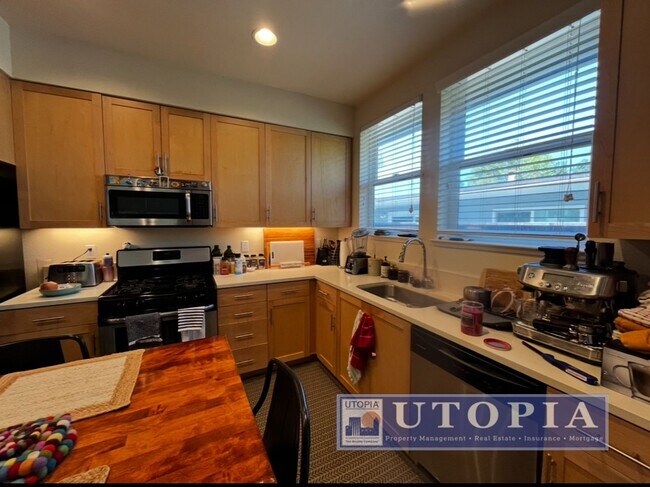 Building Photo - Spacious and Modern 3-bedroom, 3.5 bathroo...