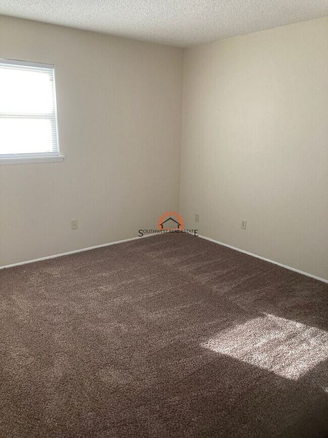Building Photo - 3 Bed 1 3/4 Bath Single Car Garage with wo...