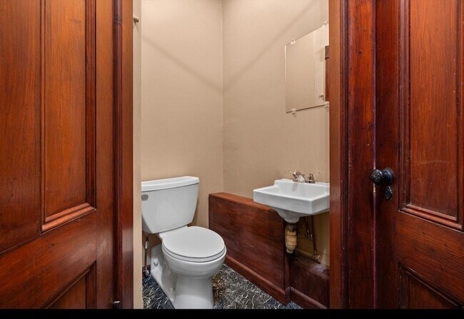 Building Photo - 118 Elm St