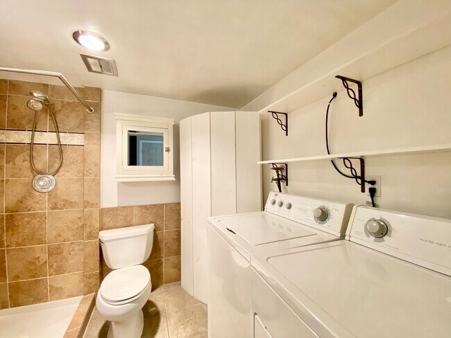 Building Photo - Charming Townhome in Bellevue's Newport Hills Community