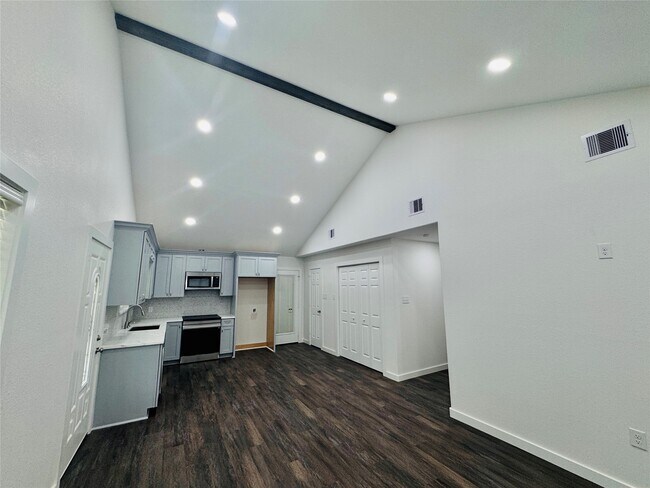 Building Photo - 20 Pine Trail