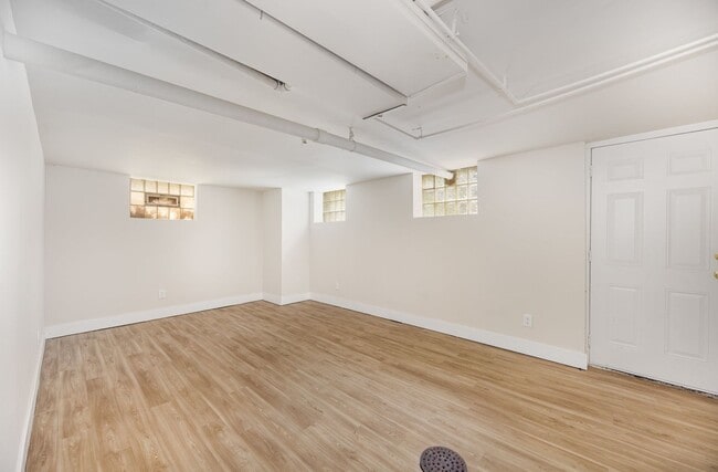 Building Photo - Renovated 3 bedroom minutes from Hyde Park!
