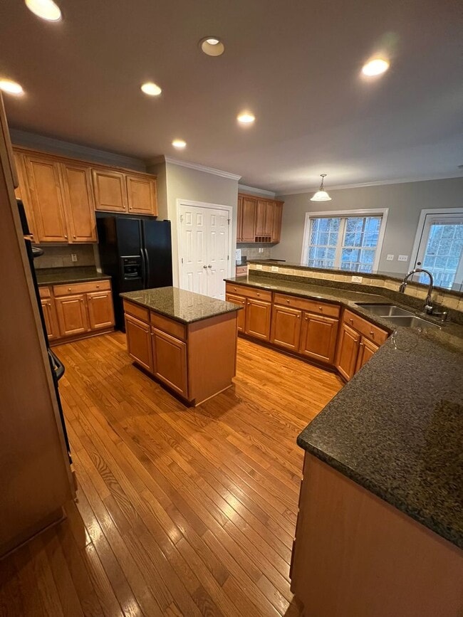 Building Photo - Beautiful 5 bedroom Executive Home In Wakefield