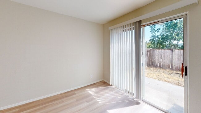 Building Photo - Desirable 3 Bedroom, 2 Bathroom home with ...