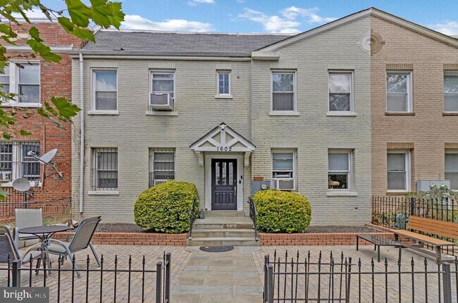 Building Photo - 1602 Isherwood St NE