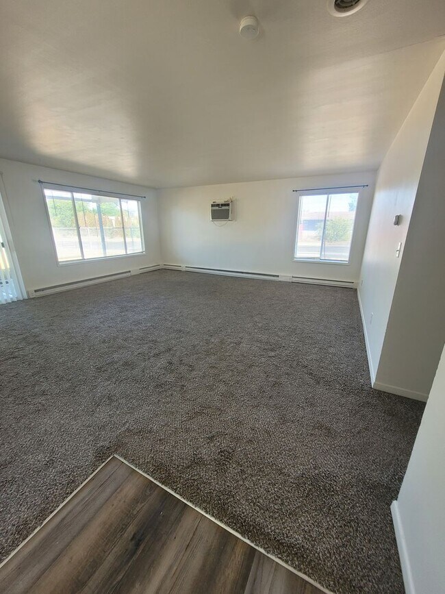 Building Photo - Free January Rent