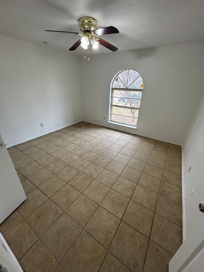 Building Photo - Step inside and be captivated by the warmth of this House!