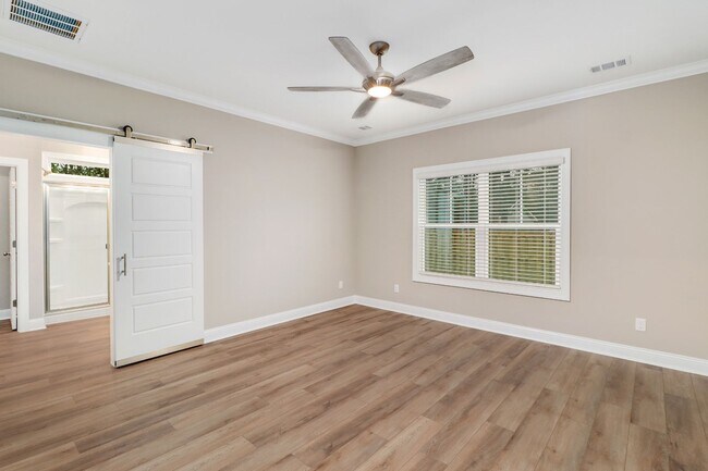 Building Photo - 204 Pineland Dr