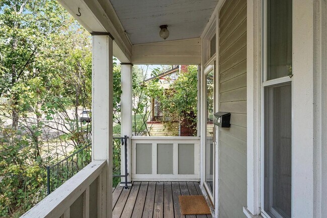 Building Photo - Magnificent, Beautifully UPDATED, 3 Bedroo...