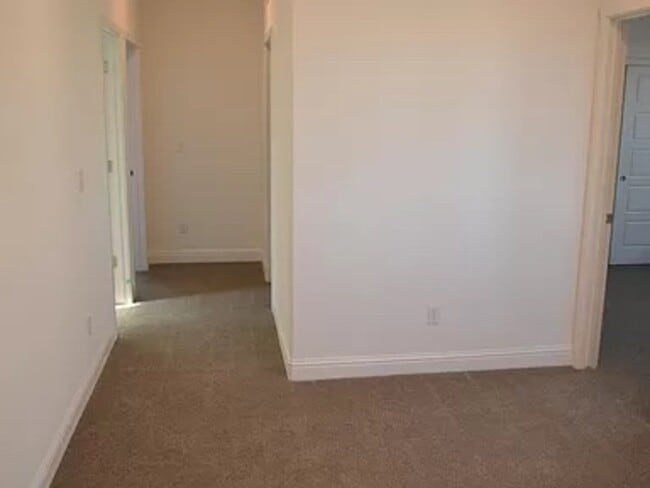 Building Photo - 2402 Urdaneta Way