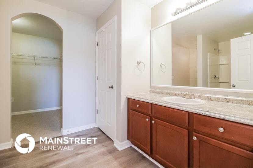 Building Photo - 719 Center Lake St