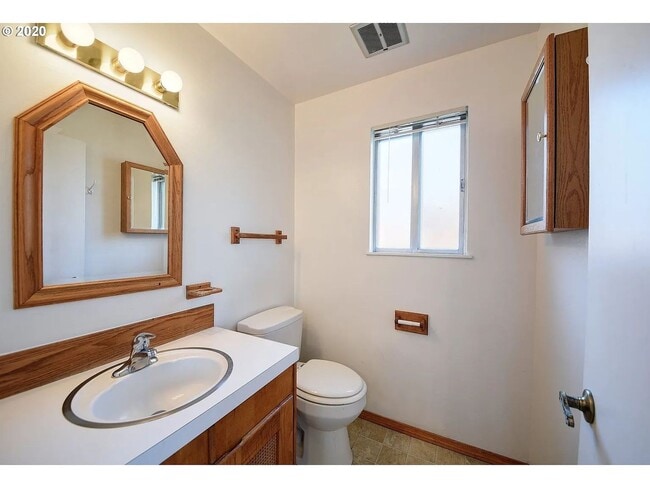 Building Photo - Great 4 Bedroom Eugene Home!