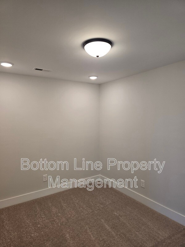 Building Photo - 111 Viburnum Rd