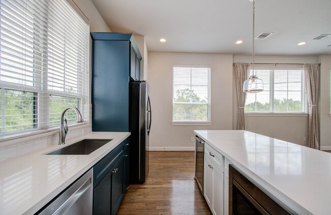 Building Photo - 2812 Grand Fountains Dr