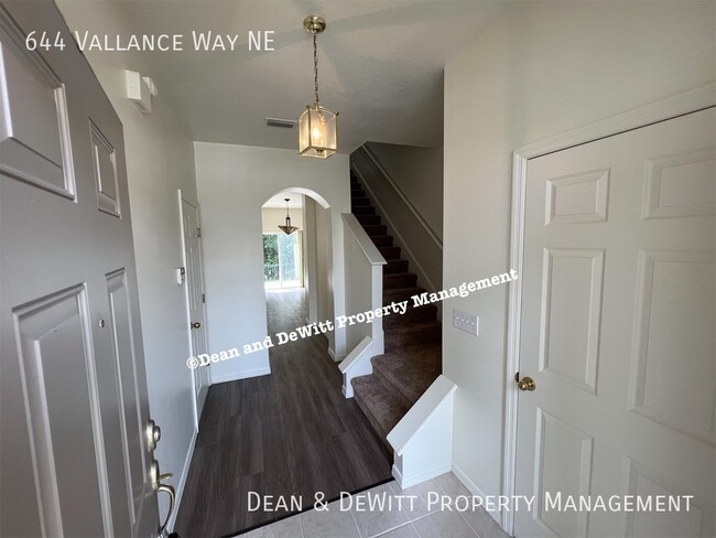 Building Photo - 644 Vallance Way NE