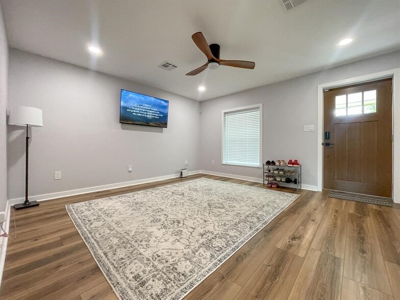 Building Photo - 3010 Cole Ave