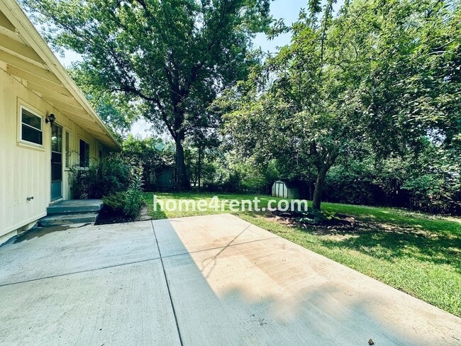 Building Photo - Attractive Prairie Village Ranch w/ FRESH PAINT, Wood Floors, Granite Counters and a Fenced Yard!