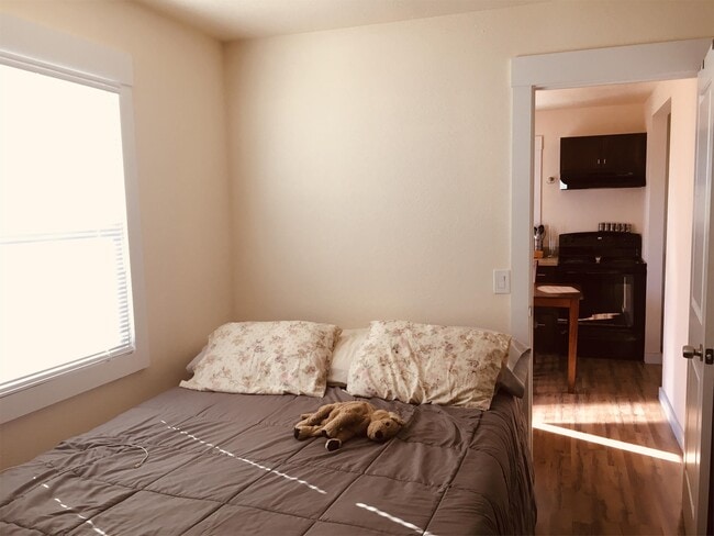 Building Photo - 4550 Lakeshore Blvd