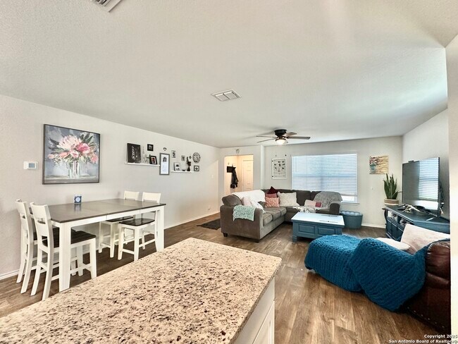 Building Photo - 915 Empress Brilliant