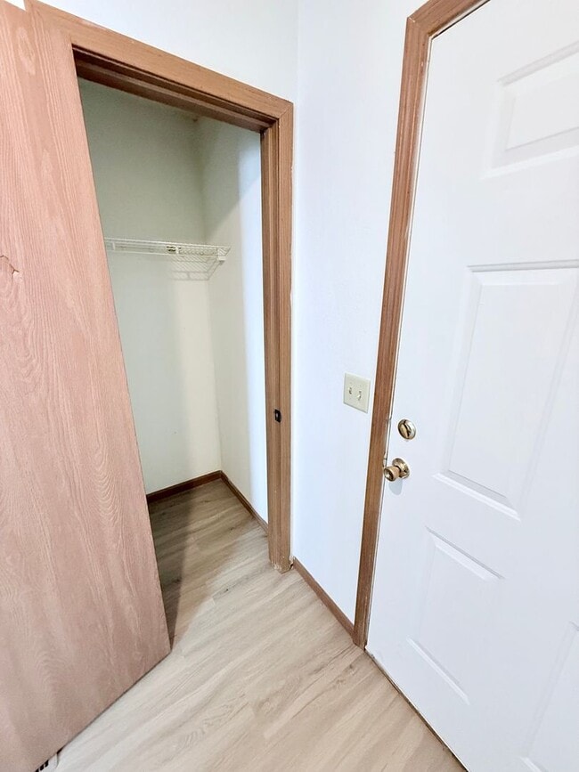 Building Photo - Great 3 Bed 2 Bath 2 Car Garage Flat Duplex- Pets ok!