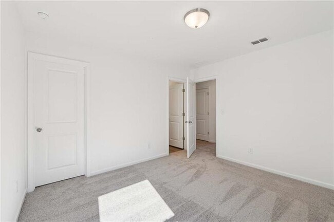 Building Photo - 64 Silverleaf Trl