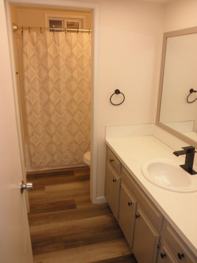 Building Photo - On cul de sac