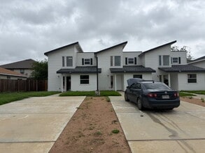 Building Photo - Beautiful 3 bed/3 bath Available in North East San Antonio